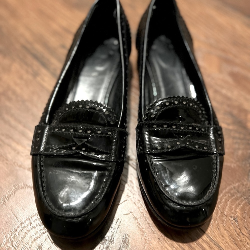 𝅺prada vintage black patent leather loafers.  Size 39
